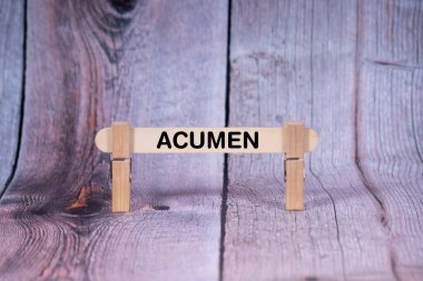 Acumen sembolü. Clothespin 'ler tarafından desteklenen tek tahta sopa, güzel Light Orange tonu Tahta Doku Arkaplanı' nı ön plana çıkarıyor. Kopya alanı ile İş ve Acumen kavramı