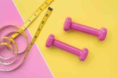 Fitness kavramı dumbbell ve arka plan için ölçüm bandı