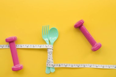 mezura dumbbell ile kaşık arka plan için yakın çekim