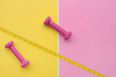 Fitness kavramı dumbbell ve arka plan için ölçüm bandı