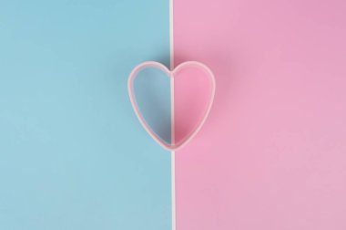 Arka plan için tatlı plastik kalıp şeklinde kalp yakın çekim