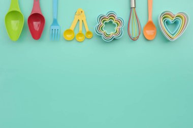 Arkaplan için mutfak gereçlerini ve yemek pişirme konseptini kapat