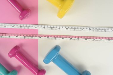 Fitness kavramı dumbbell ve arka plan için ölçüm bandı