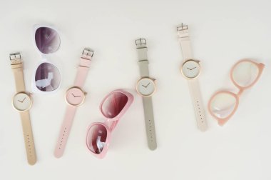 Arka plan için moda güneş gözlüğü ile çok renkli şu andaki kümesi