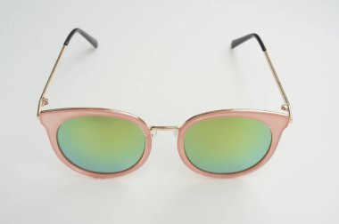 Beyaz arka planda izole edilmiş modern moda güneş gözlükleri