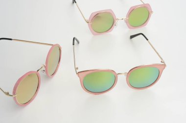 Beyaz arka planda izole edilmiş modern moda güneş gözlükleri