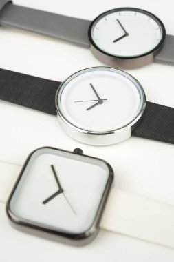 Arkaplan için çok renkli kol saati seti