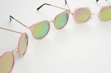 Beyaz arka planda izole edilmiş modern moda güneş gözlükleri