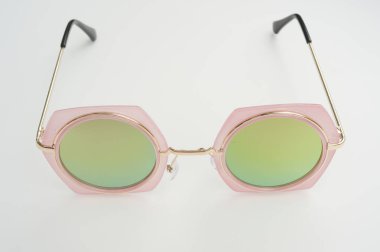 Beyaz arka planda izole edilmiş modern moda güneş gözlükleri