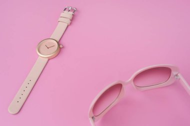 Arka plan için moda güneş gözlüğü ile çok renkli şu andaki kümesi