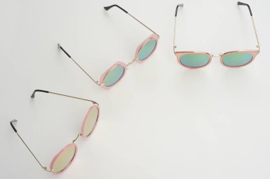 Beyaz arka planda izole edilmiş modern moda güneş gözlükleri