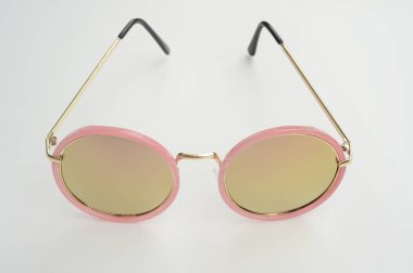 Beyaz arka planda izole edilmiş modern moda güneş gözlükleri