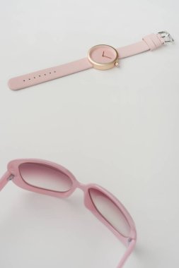 Arka plan için moda güneş gözlüğü ile çok renkli şu andaki kümesi