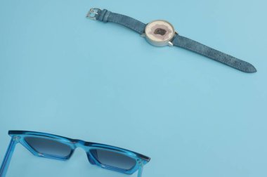 Arka plan için moda güneş gözlüğü ile çok renkli şu andaki kümesi