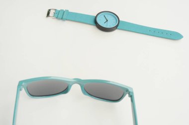 Arka plan için moda güneş gözlüğü ile çok renkli şu andaki kümesi