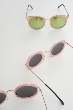 Beyaz arka planda izole edilmiş modern moda güneş gözlükleri