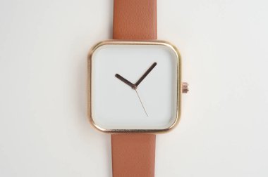 Beyaz arka plan üzerinde izole kahverengi kol saatleri, yakın çekim