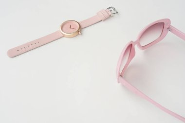 Arka plan için moda güneş gözlüğü ile çok renkli şu andaki kümesi