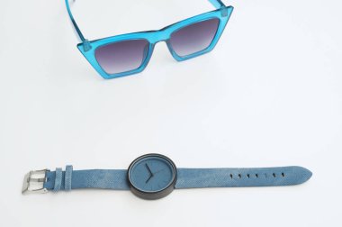 Arka plan için moda güneş gözlüğü ile çok renkli şu andaki kümesi