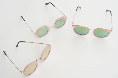 Beyaz arka planda izole edilmiş modern moda güneş gözlükleri