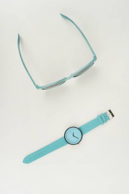 Şu andaki güneş gözlüğü için arka plan ile yakın çekim