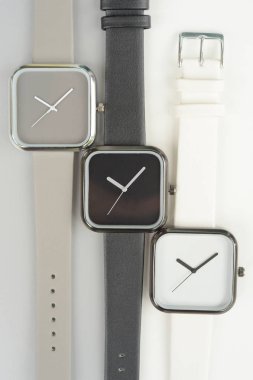 Beyaz arka plan üzerinde izole şu andaki kümesi