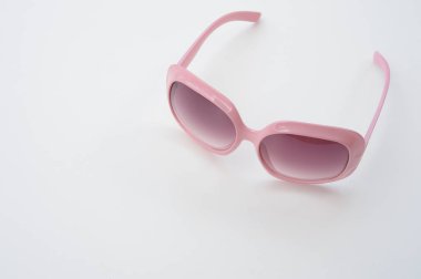 Beyaz arka planda izole edilmiş modern moda güneş gözlükleri