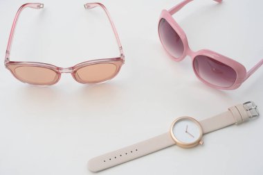 Şu andaki güneş gözlüğü için arka plan ile yakın çekim