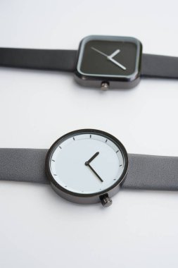 Beyaz arka plan üzerinde izole siyah kol saatleri, yakın çekim