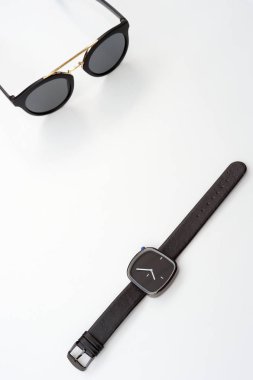 Şu andaki güneş gözlüğü için arka plan ile yakın çekim