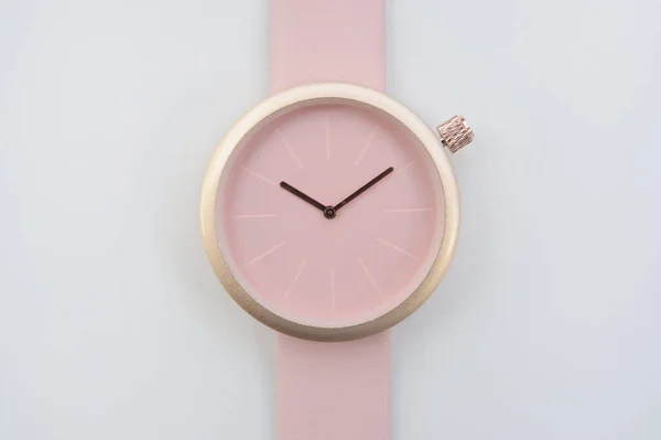 Close Van Roze Horloges Geïsoleerd Witte Achtergrond — Stockfoto