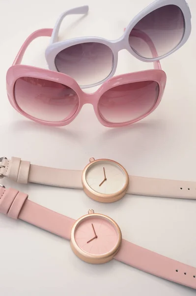 Primer Plano Relojes Pulsera Con Gafas Sol Para Fondo — Foto de Stock