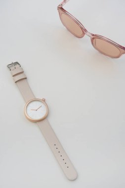 Şu andaki güneş gözlüğü için arka plan ile yakın çekim