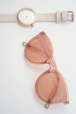 Şu andaki güneş gözlüğü için arka plan ile yakın çekim