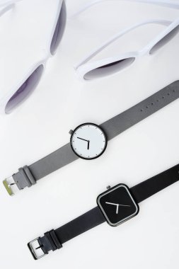 Şu andaki güneş gözlüğü için arka plan ile yakın çekim