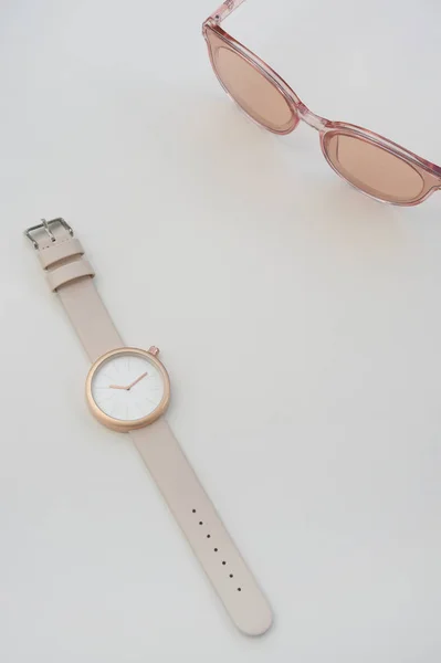 Nahaufnahme Von Armbanduhren Mit Sonnenbrille Als Hintergrund — Stockfoto