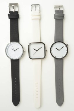 Beyaz arka plan üzerinde izole şu andaki kümesi