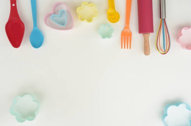 Beyaz arkaplanda izole edilmiş pişirme aletleri ve yemek pişirme konseptini kapat