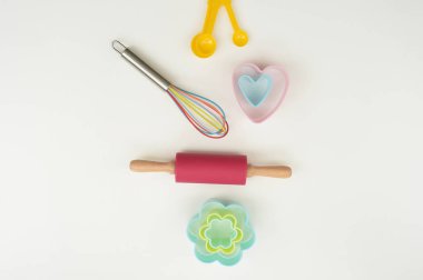 Beyaz arkaplanda izole edilmiş pişirme aletleri ve yemek pişirme konseptini kapat