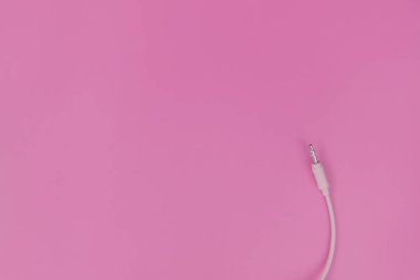 pembe bir arka plan üzerinde kulaklık girişi, yakın çekim