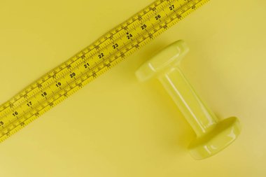 Fitness kavramı dumbbell ve arka plan için ölçüm bandı