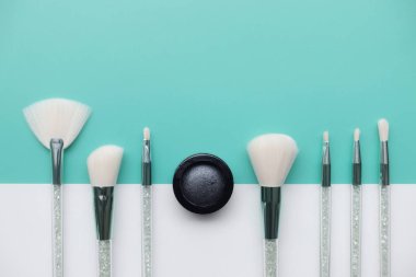 makyaj ve kozmetik ürünleri koleksiyonu düzenlendi