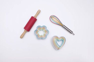 Beyaz arkaplanda izole edilmiş pişirme aletleri ve yemek pişirme konseptini kapat         