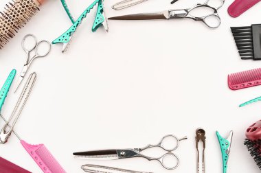 Beyaz arkaplanda izole edilmiş profesyonel kuaför araçları