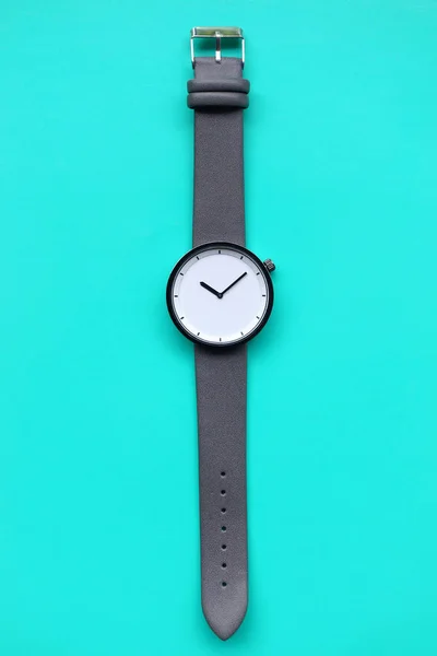 Nahaufnahme Von Grauen Armbanduhren Auf Blauem Hintergrund — Stockfoto