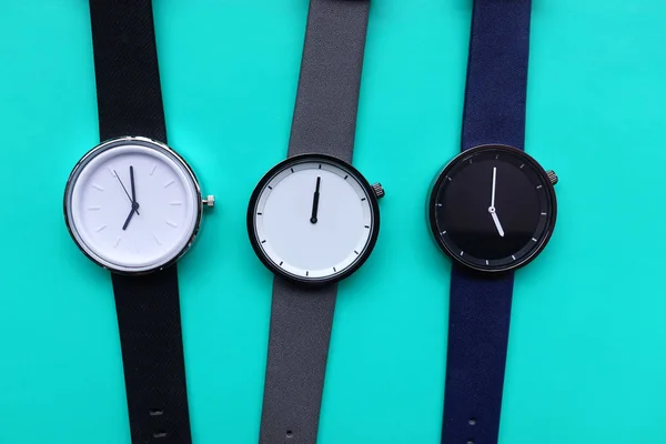 Set Armbanduhren Auf Blauem Hintergrund — Stockfoto