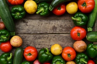 Salatalık, domates ve arka plan için ahşap masa üzerinde tatlı biber