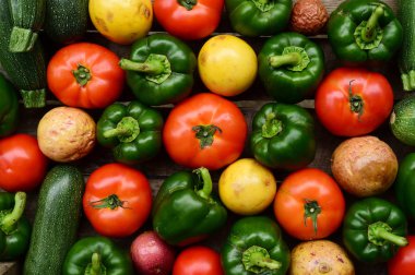 Salatalık, domates ve arka plan için ahşap masa üzerinde tatlı biber