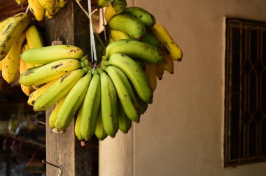 yeşil ve sarı muz için arka plan asılı yakın çekim