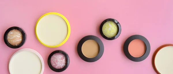 makyaj ve kozmetik ürünleri koleksiyonu düzenlendi